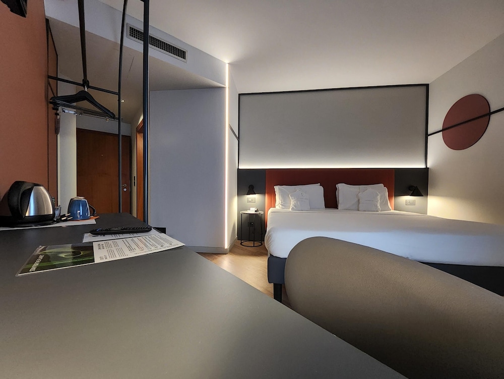 Superior, King Bed, Convertible Double Bed, Balcony 3/7