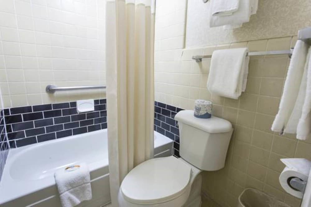 Quality Inn Savannah Historic District 10/31