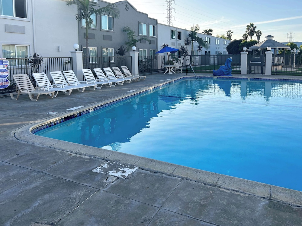 Studio6 Suites Carson, CA 32/37
