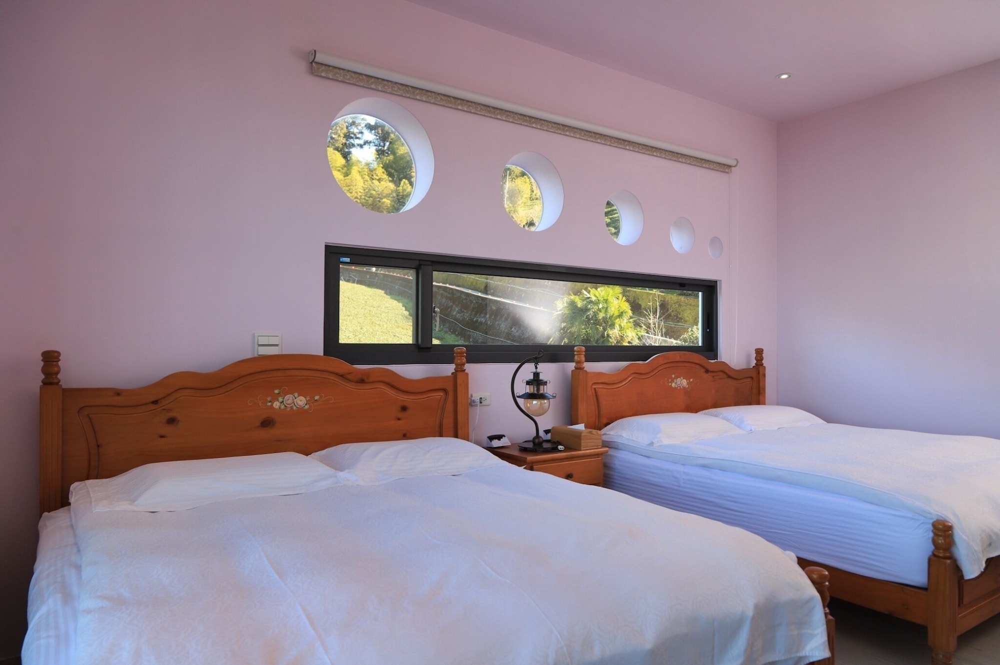 SUPERIOR, QUADRUPLE, 2 QUEEN BEDS, STYLE BUILDING