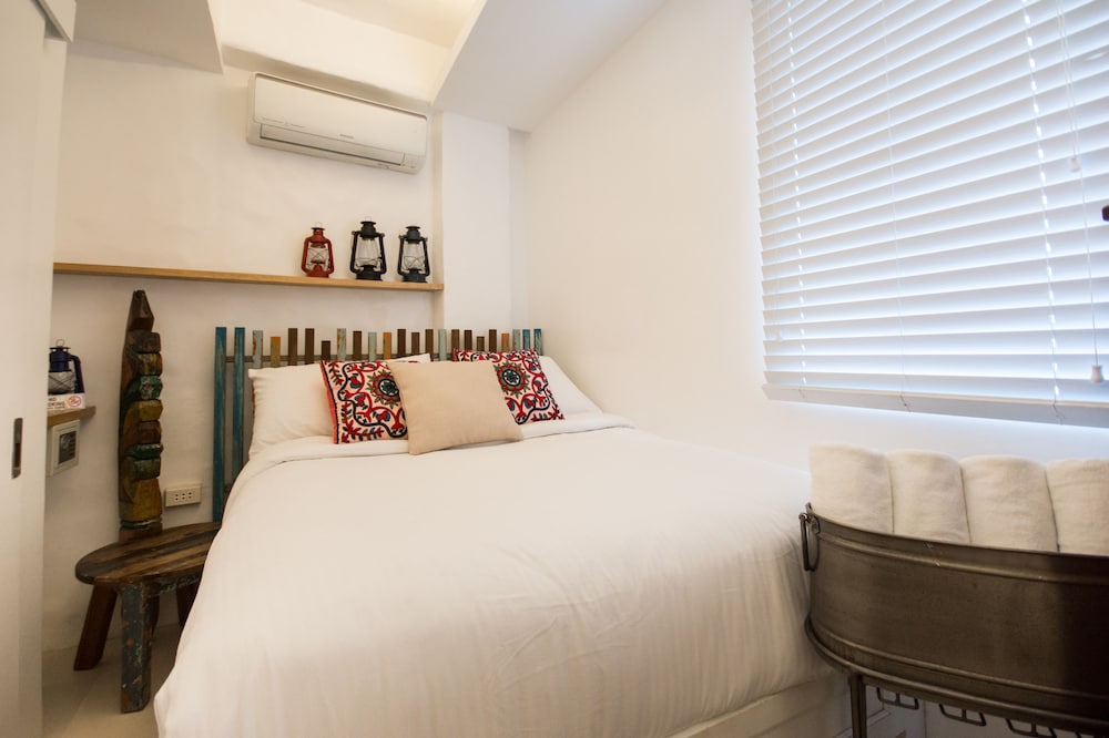 DELUXE, DOUBLE BED
