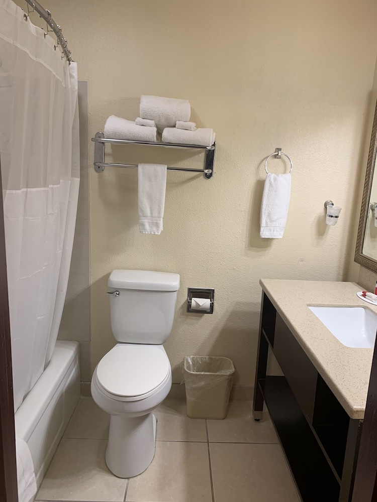 غرفة بسريرين كوين، Sutton Suites Hotel 4/5