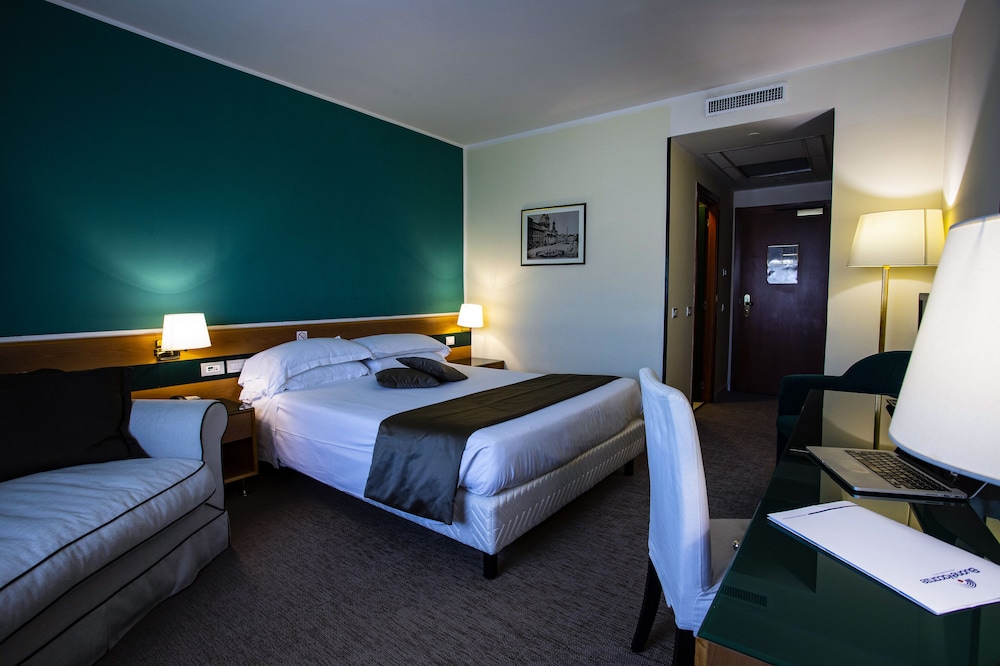 EXECUTIVE, DOUBLE OR TWIN BED