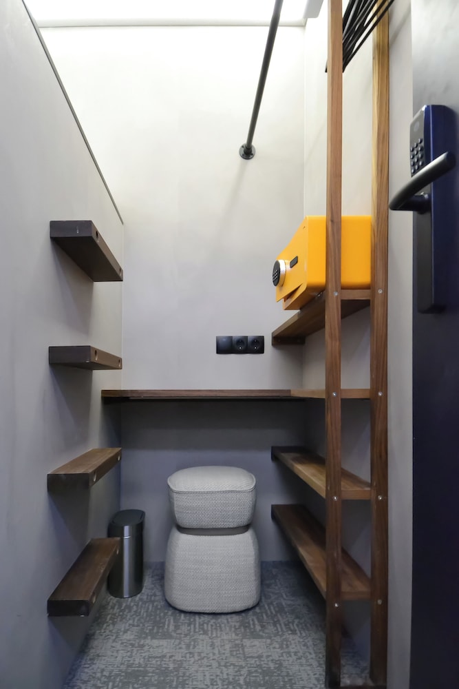 The Hyve Capsule hostel Amsterdam 14/24