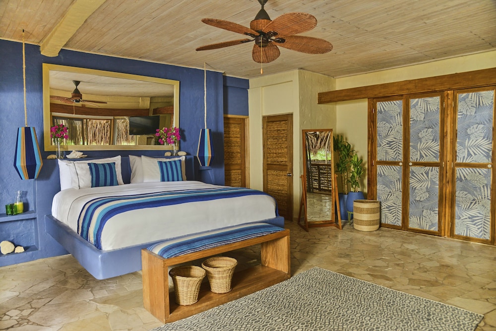 SUPERIOR, KING BED, PARTIAL OCEAN VIEW, BALCONY