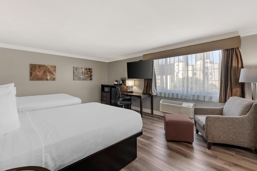 Standard, 2 Queen Beds, Corner