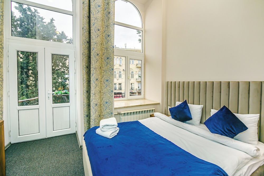 DELUXE, DOUBLE BED