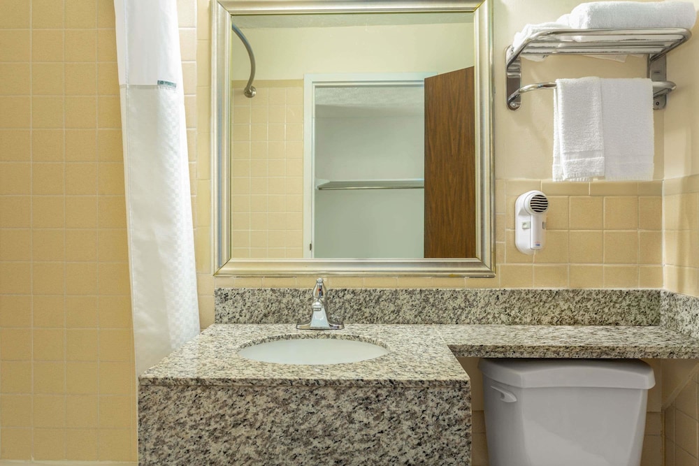 Days Inn By Wyndham Breezewood 18/34