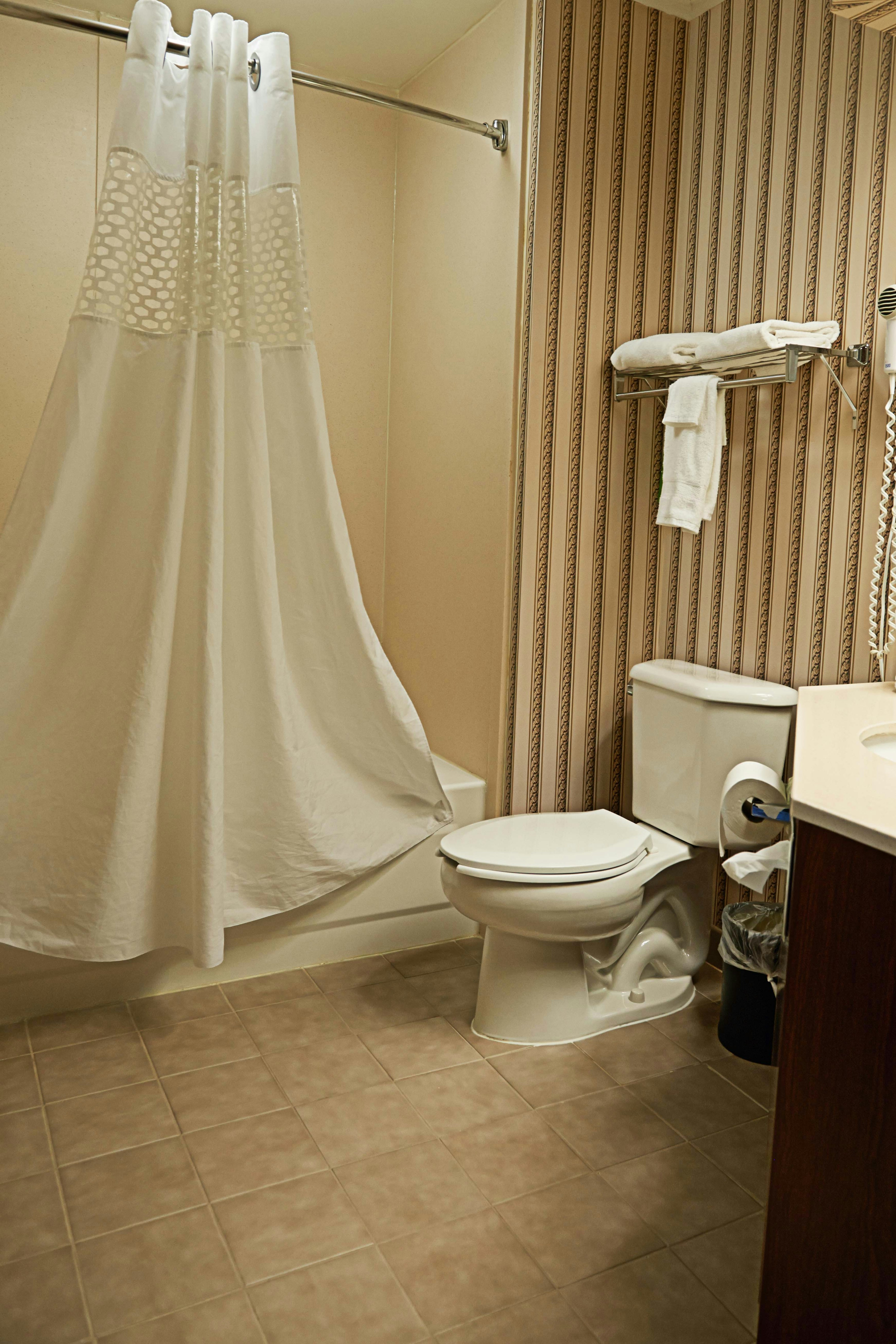 Hampton Inn Suites Scottsburg 82/82