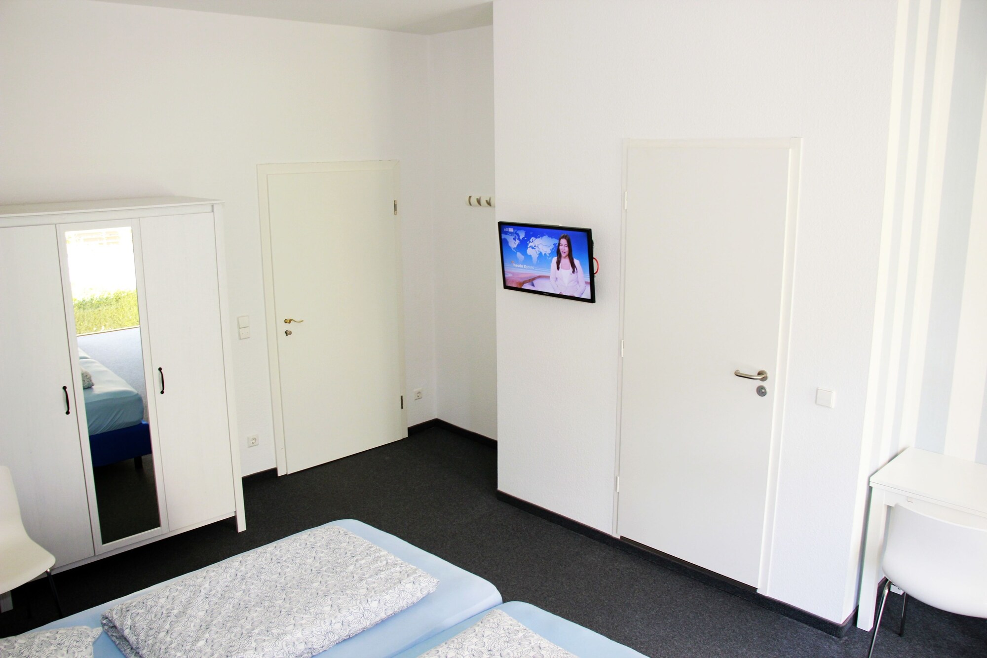 ROOM, DOUBLE OR TWIN BED