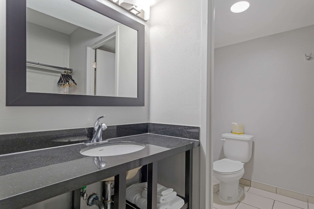 Clarion Hotel & Suites BWI Airport North 54/62
