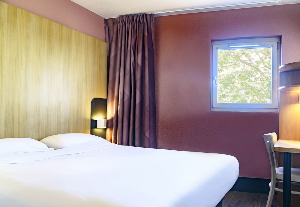 ROOM, DOUBLE BED
