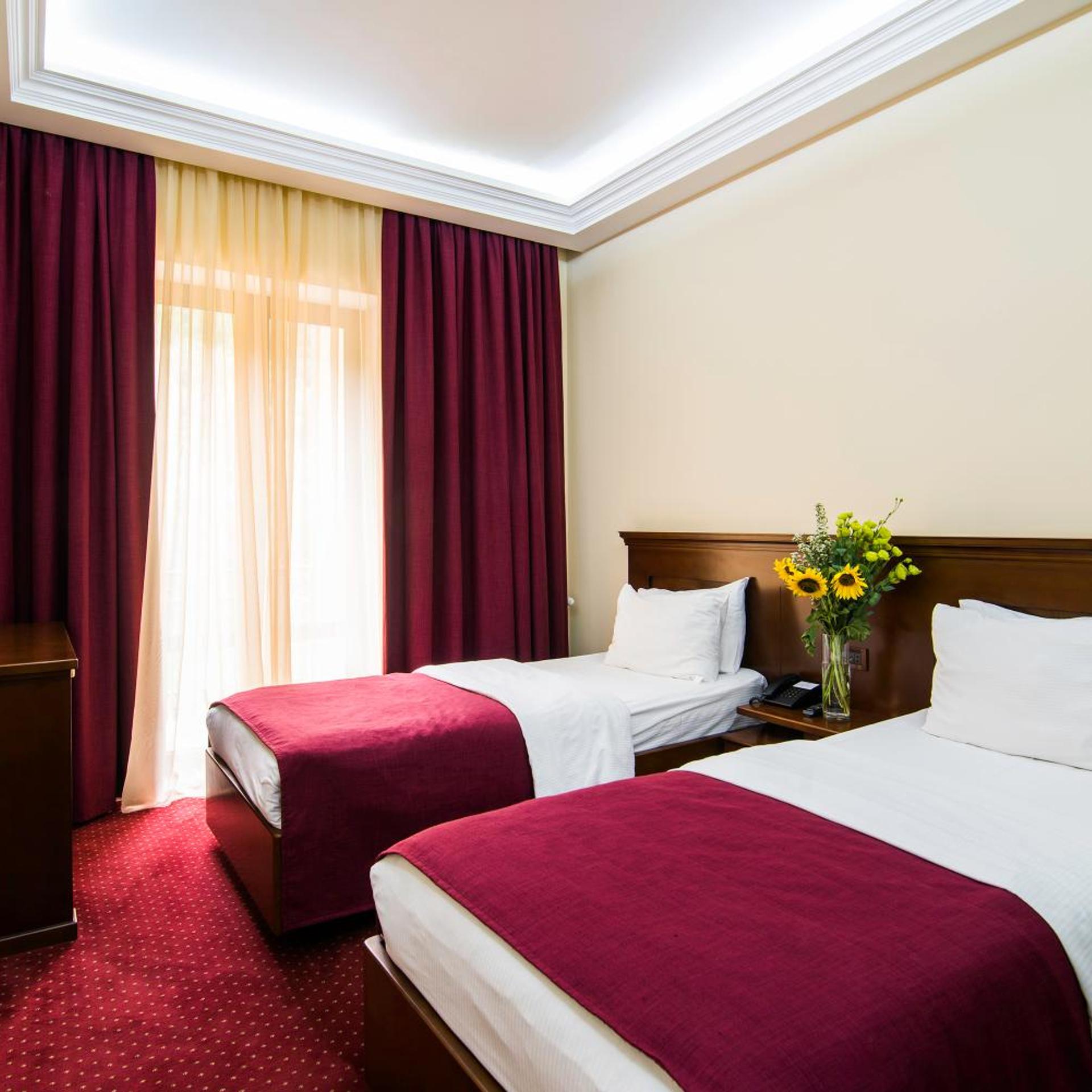 Elegant Hotel & Resort 24/60