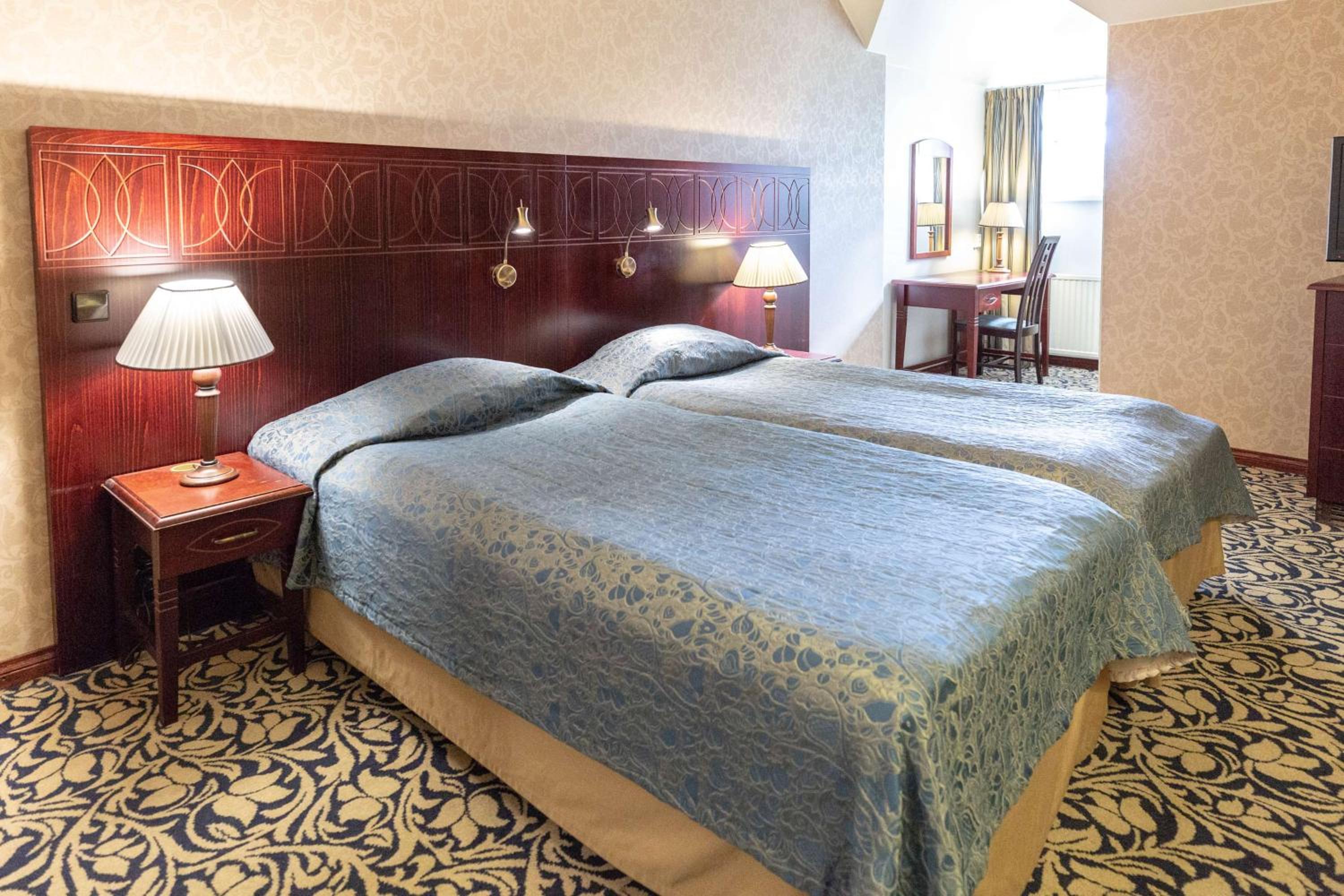 Superior, Twin Beds, Castle Building