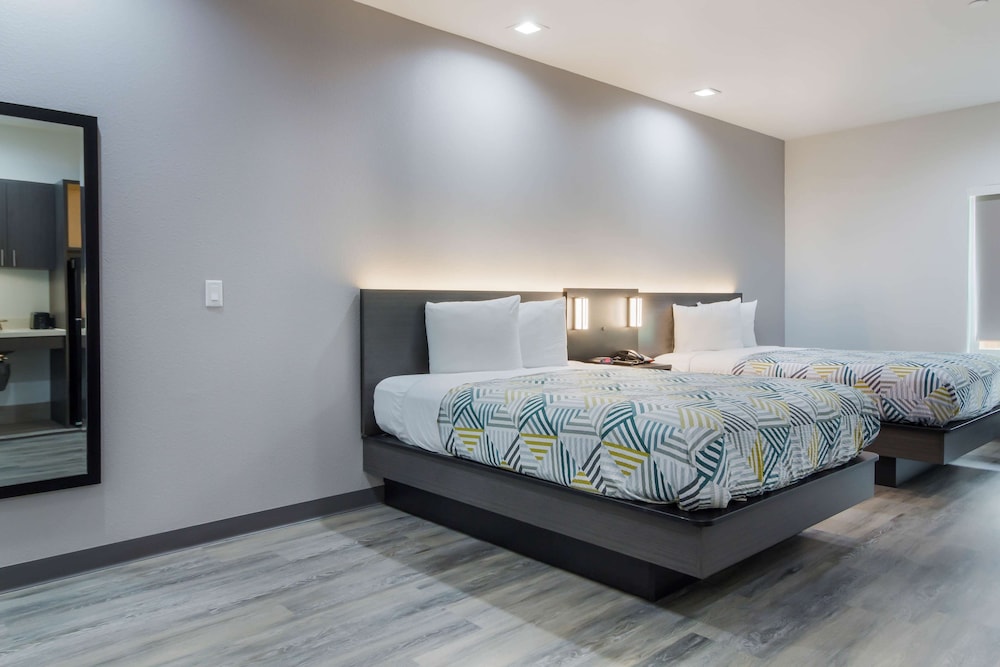 Deluxe, 2 Queen Beds