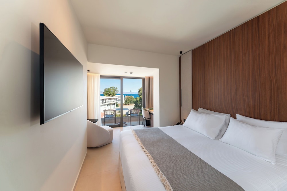 DOUBLE ROOM DELUXE PARTIAL SEA VIEW 25 sqm