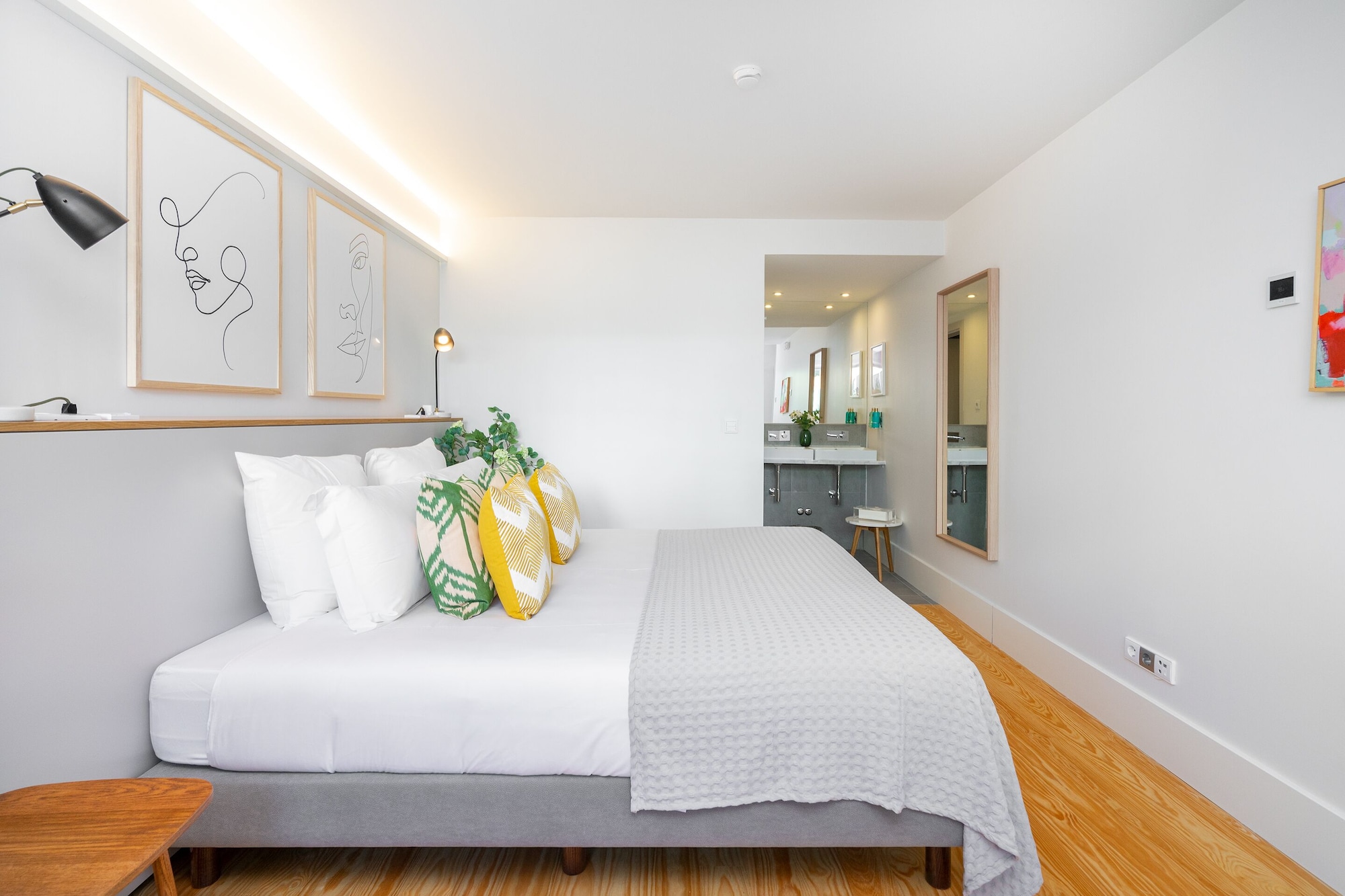 DELUXE, KING BED
