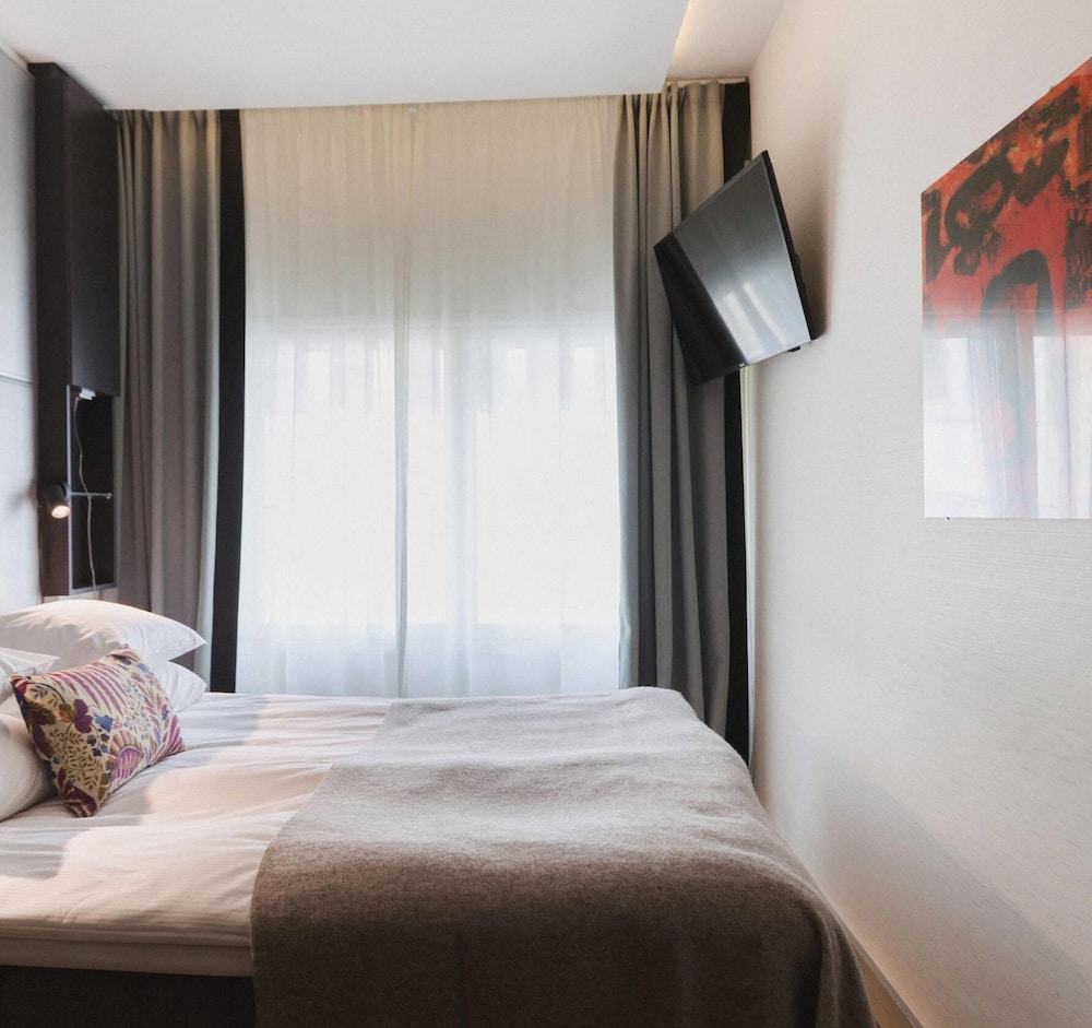 COMPACT, QUEEN BED