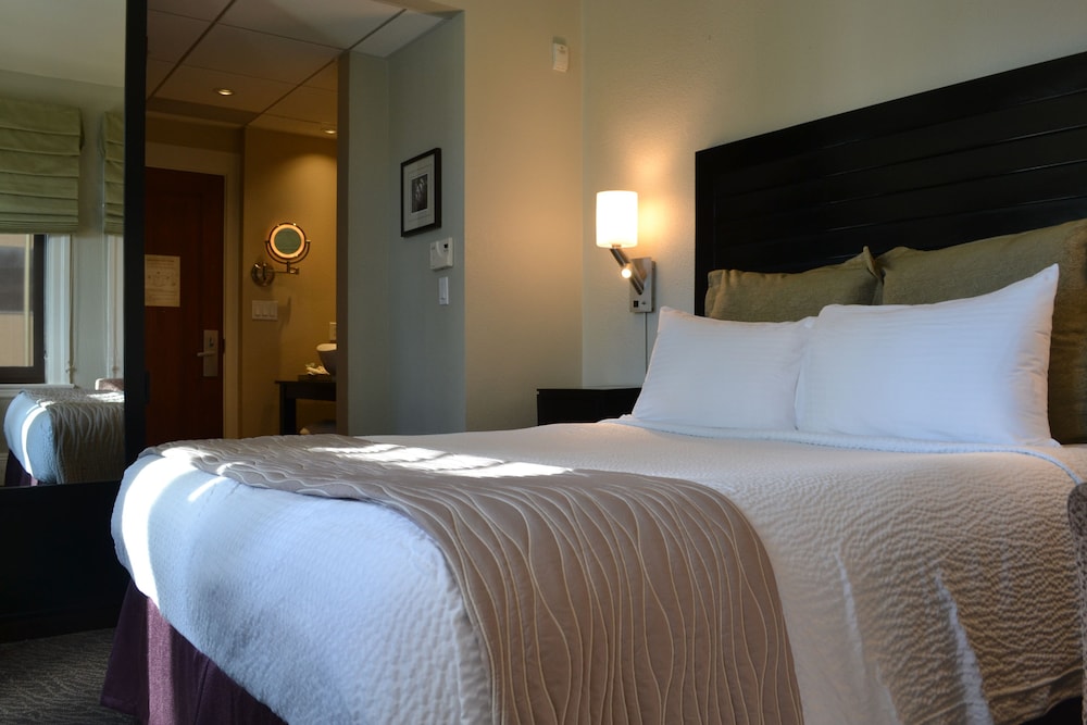 ROOM, QUEEN BED