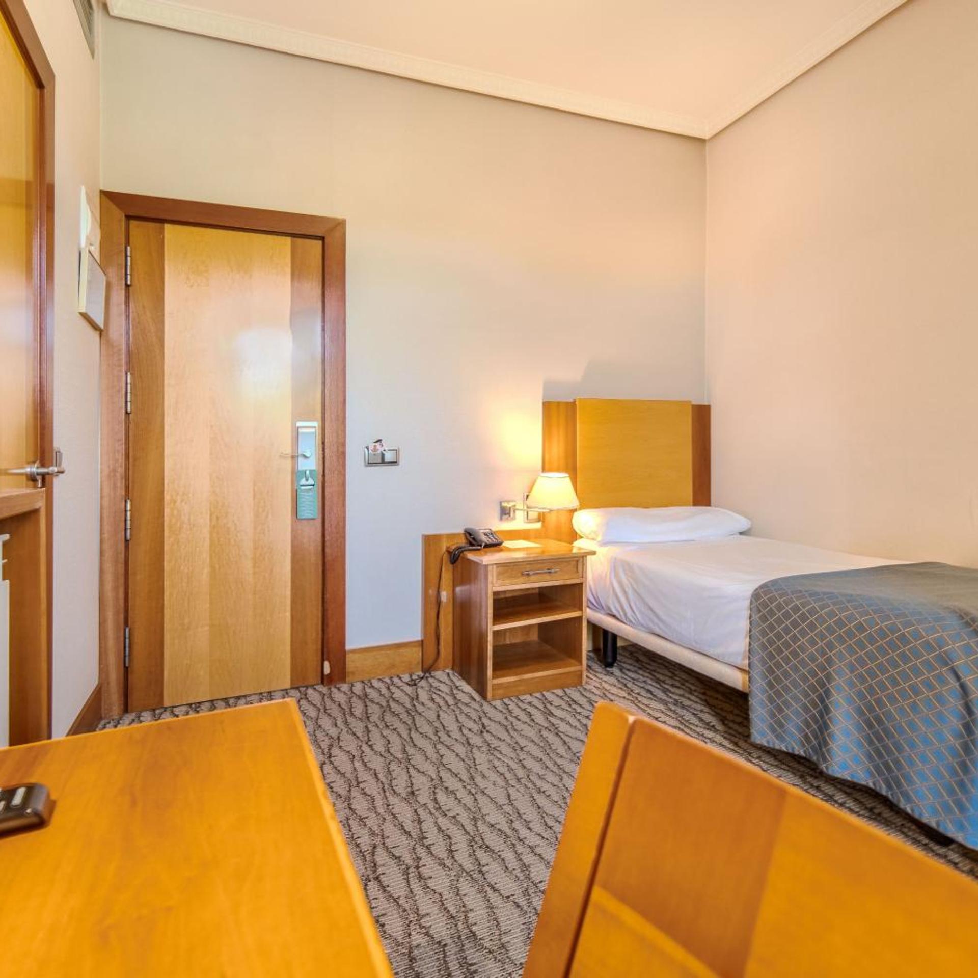 ROOM, SINGLE