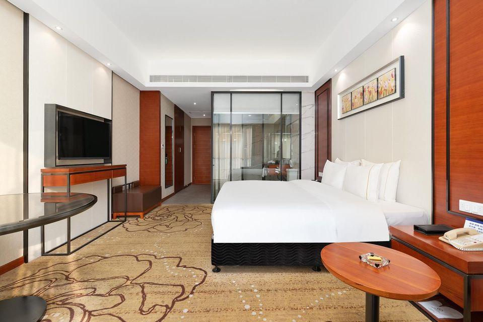 Exquisite, Queen Bed