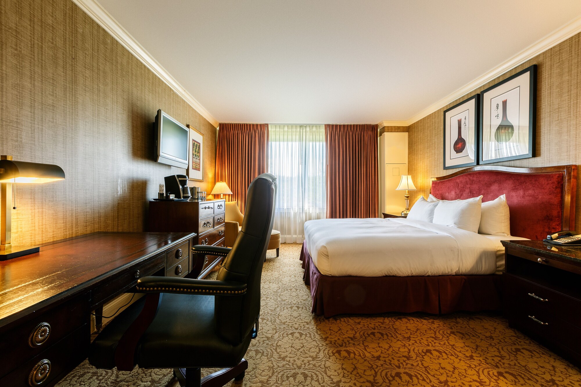 Governor, Executive, Suite, King Bed