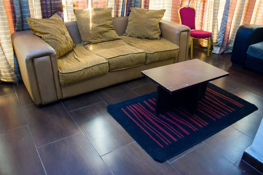 Emglo Suites 17/36