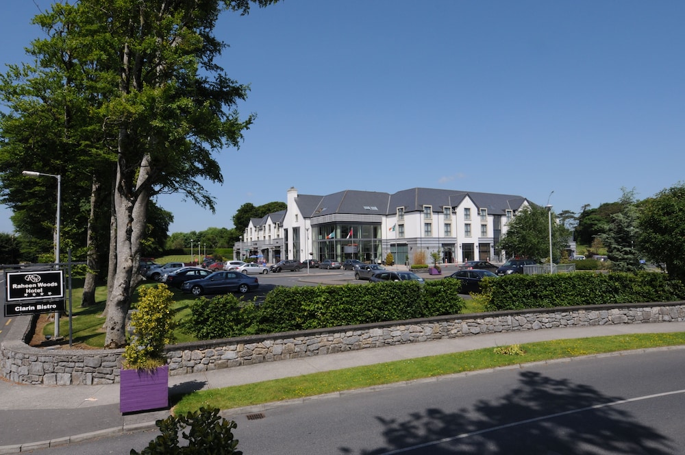 Raheen Woods Hotel 65/70