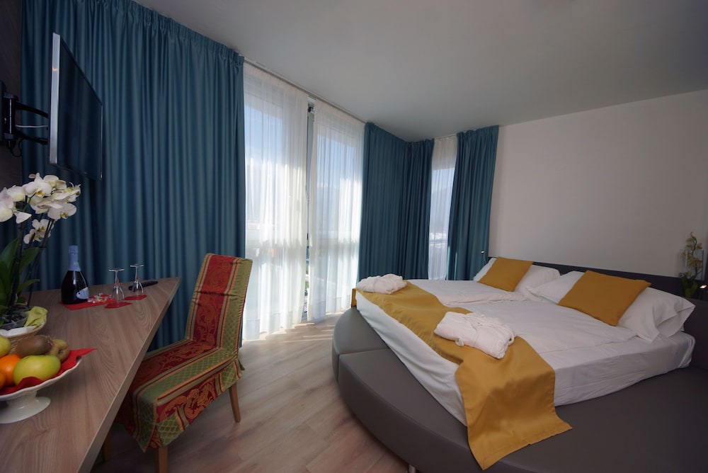 Hotel Ambassador Suite 9/73