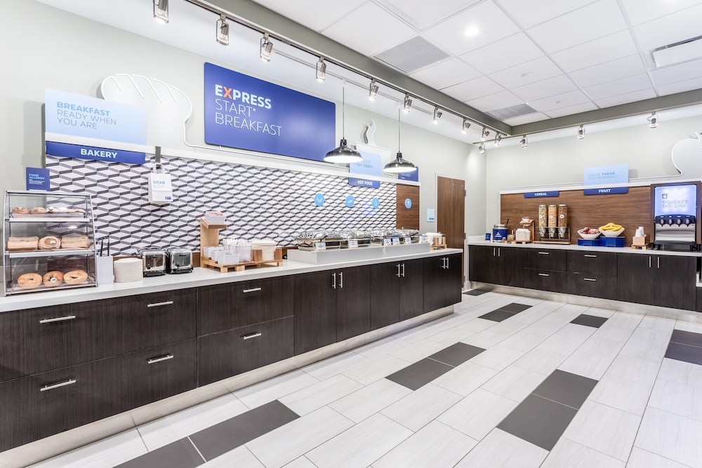 Holiday Inn Express Suites Springfield North 12/60