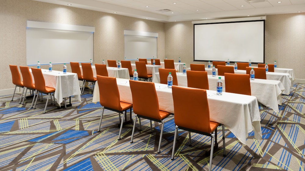 Holiday Inn Express Suites Medina 45/46