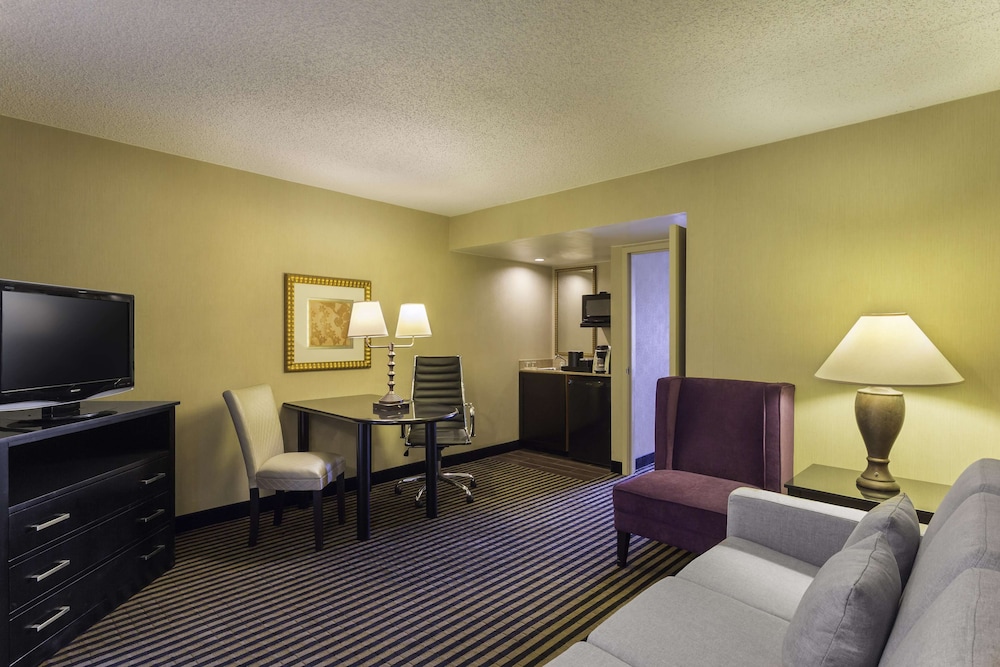 Embassy Suites by Hilton Piscataway Somerset 37/59