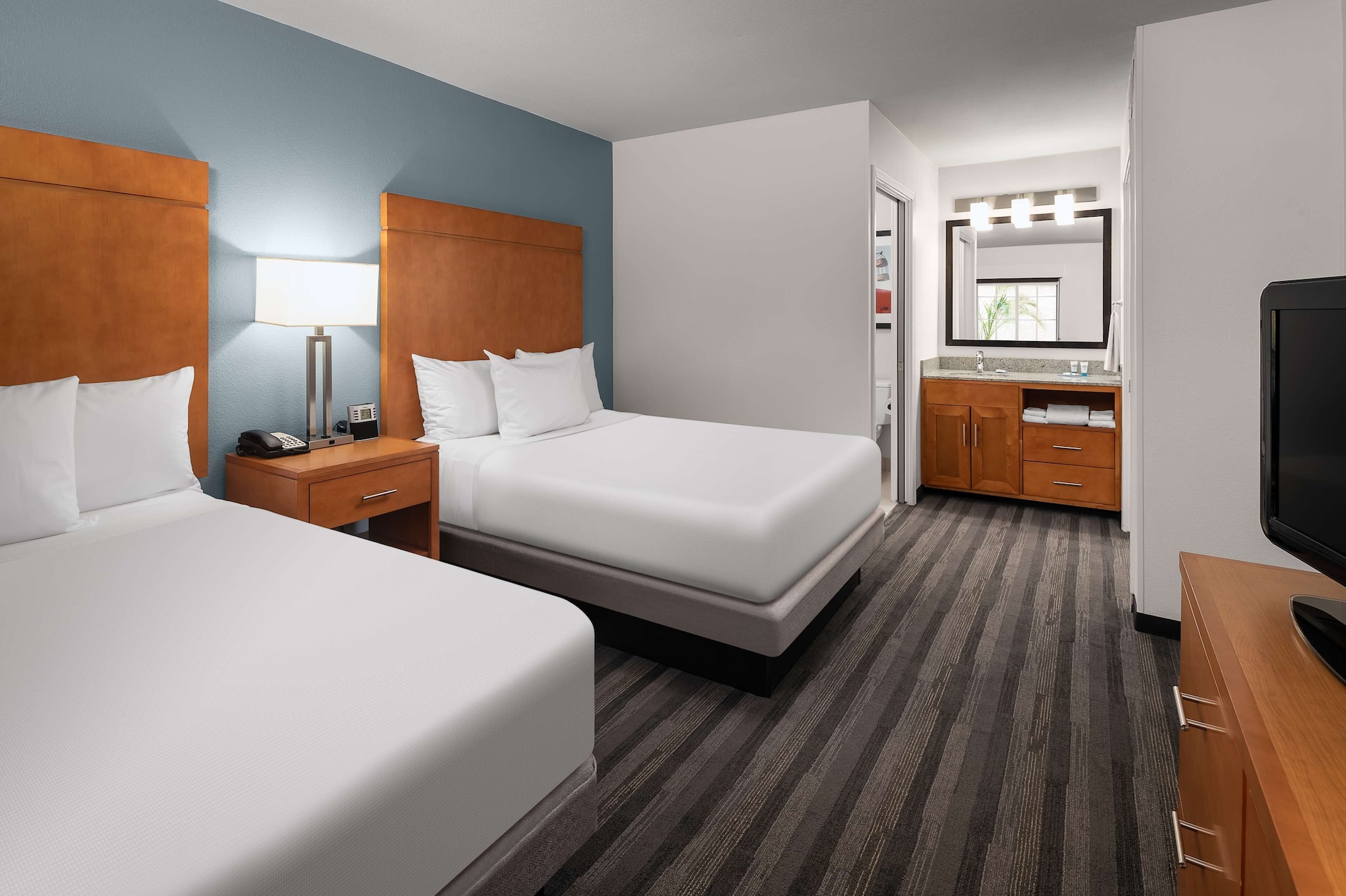 2 Bedrooms, Suite, Quadruple, 2 Double and Twin Beds
