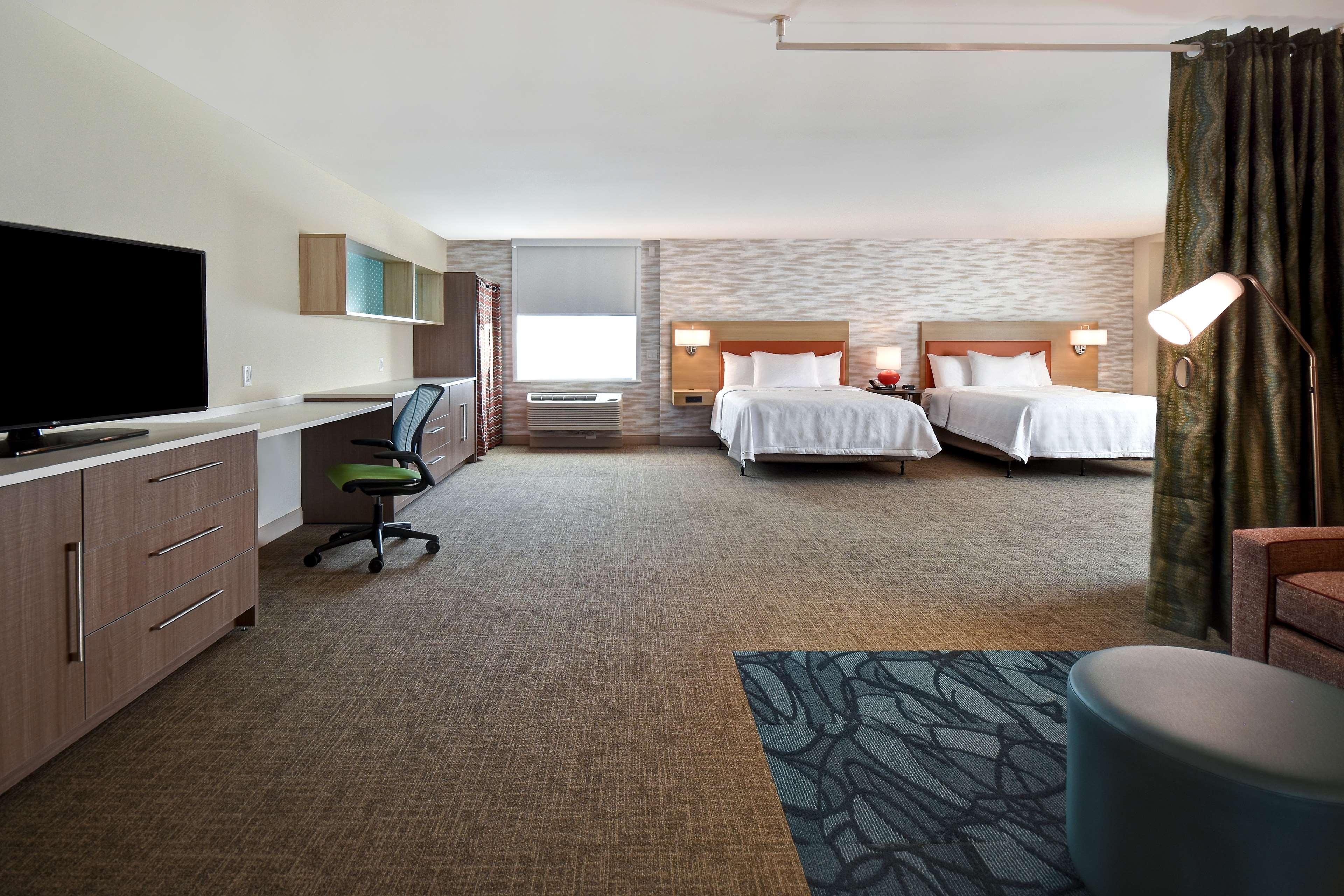 Studio, Queen Bed, Accessible