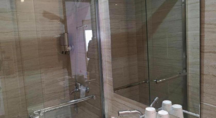 GreenTree Inn Express Shanghai Baoshan District Youyi Road Metro Station 44/46