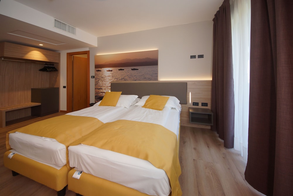 Hotel Ambassador Suite 22/73