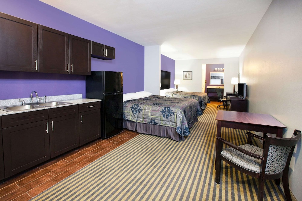 Super 8 by Wyndham Carthage TX 10/24