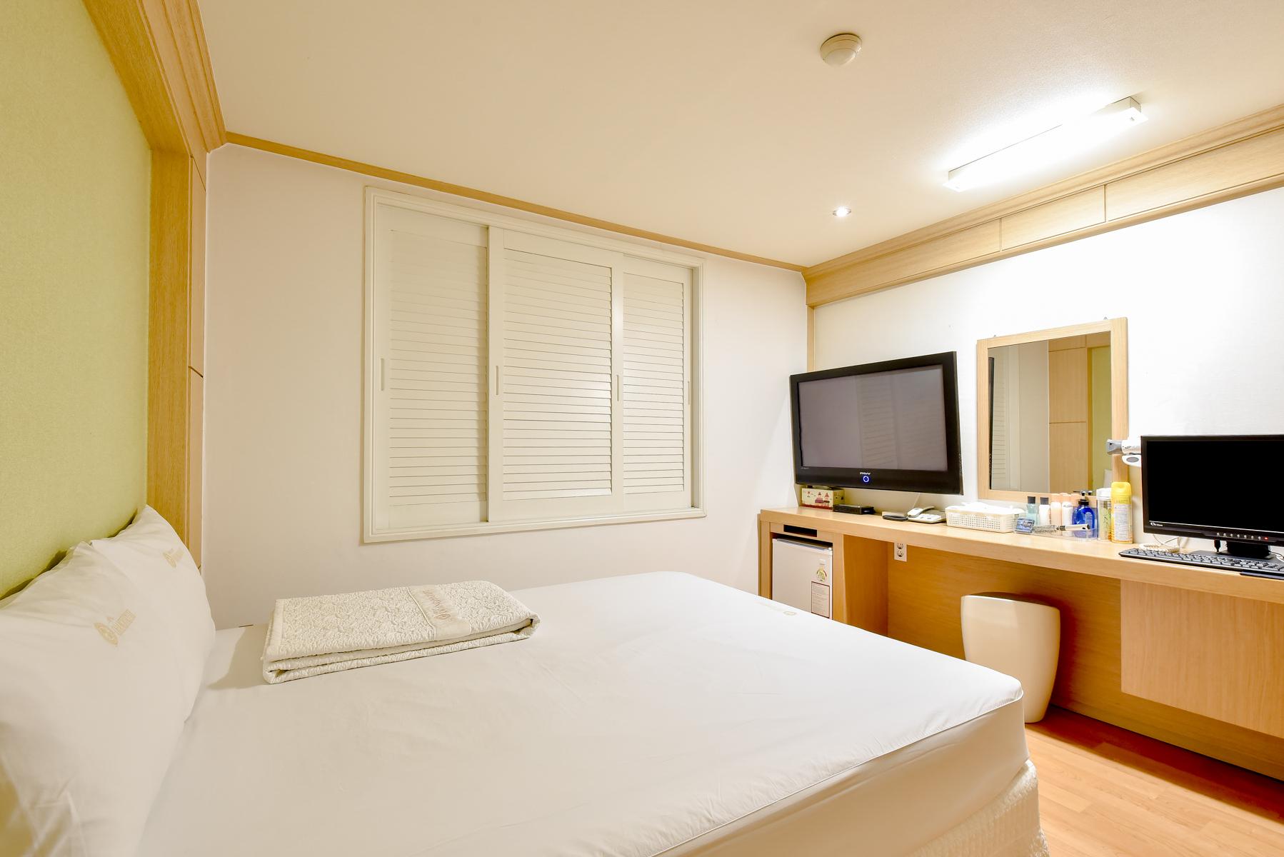 Hotel Orange 11/75
