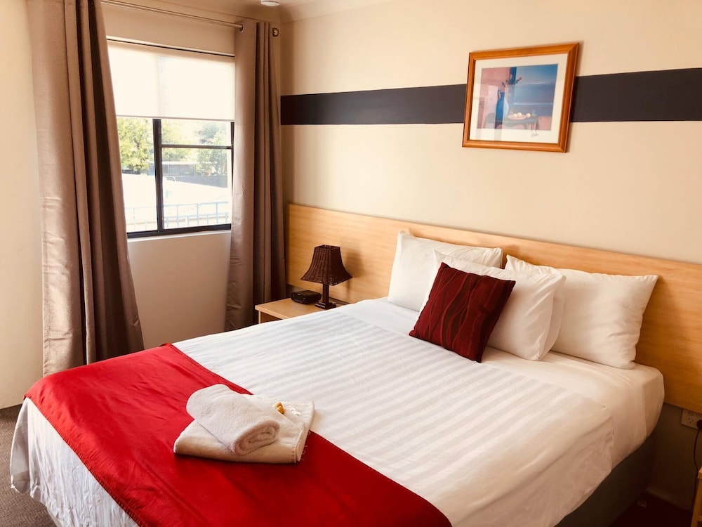 Red Cedar Motel 10/41