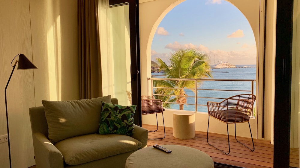 Holland House Beach Hotel 24/45