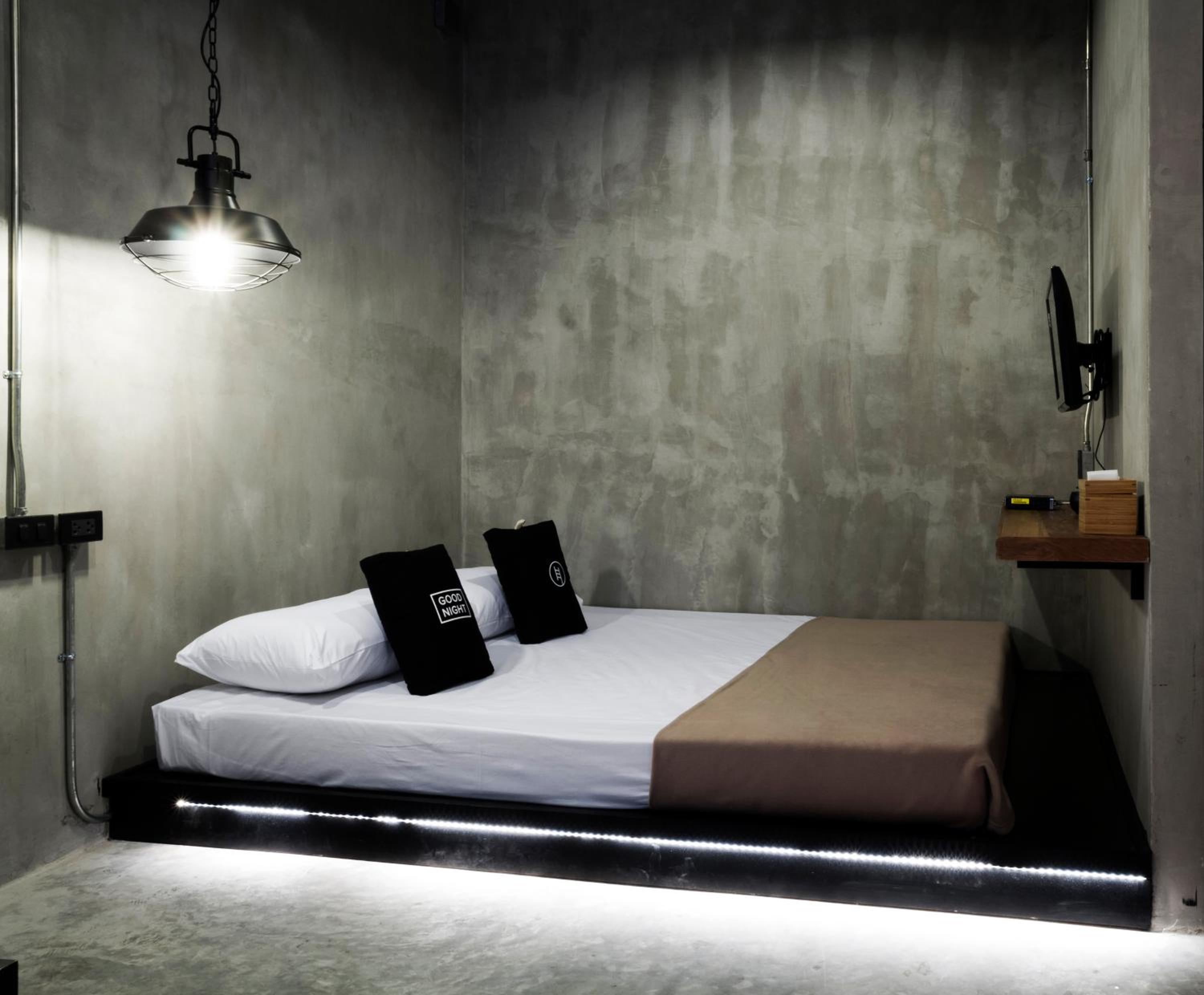 Standard, Double Bed, Shared Bathroom, No Window