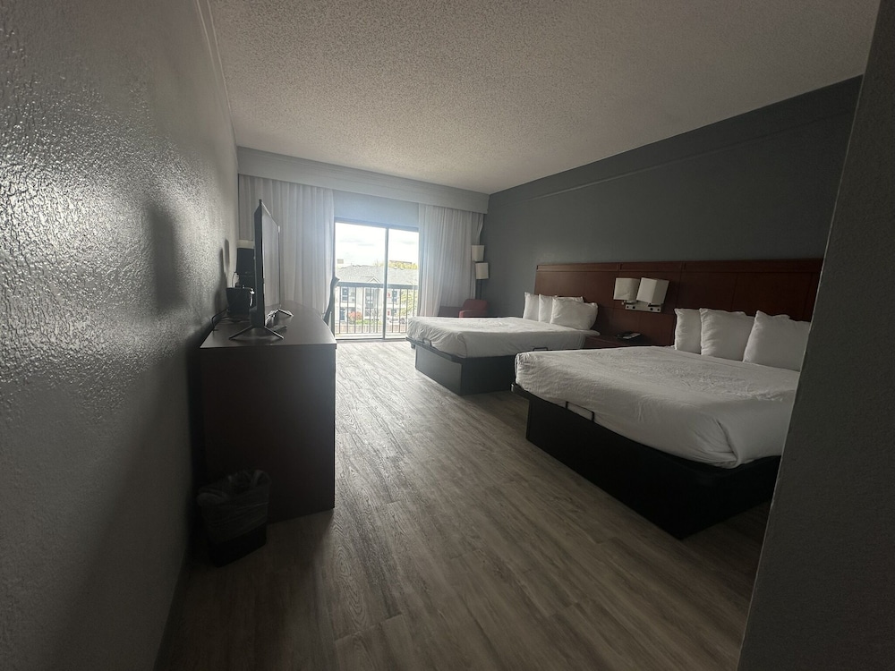 Super 8 by Wyndham Dallas Love Field Airport 17/60