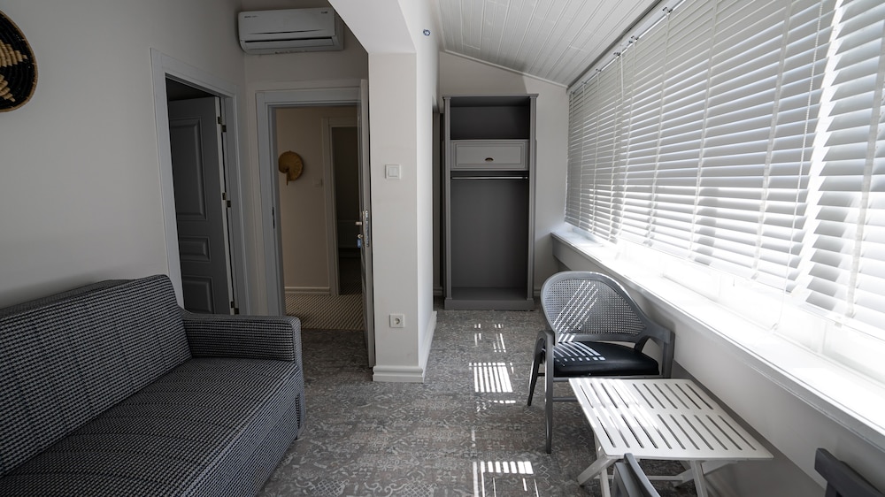 Ece Suites Apart 30/50