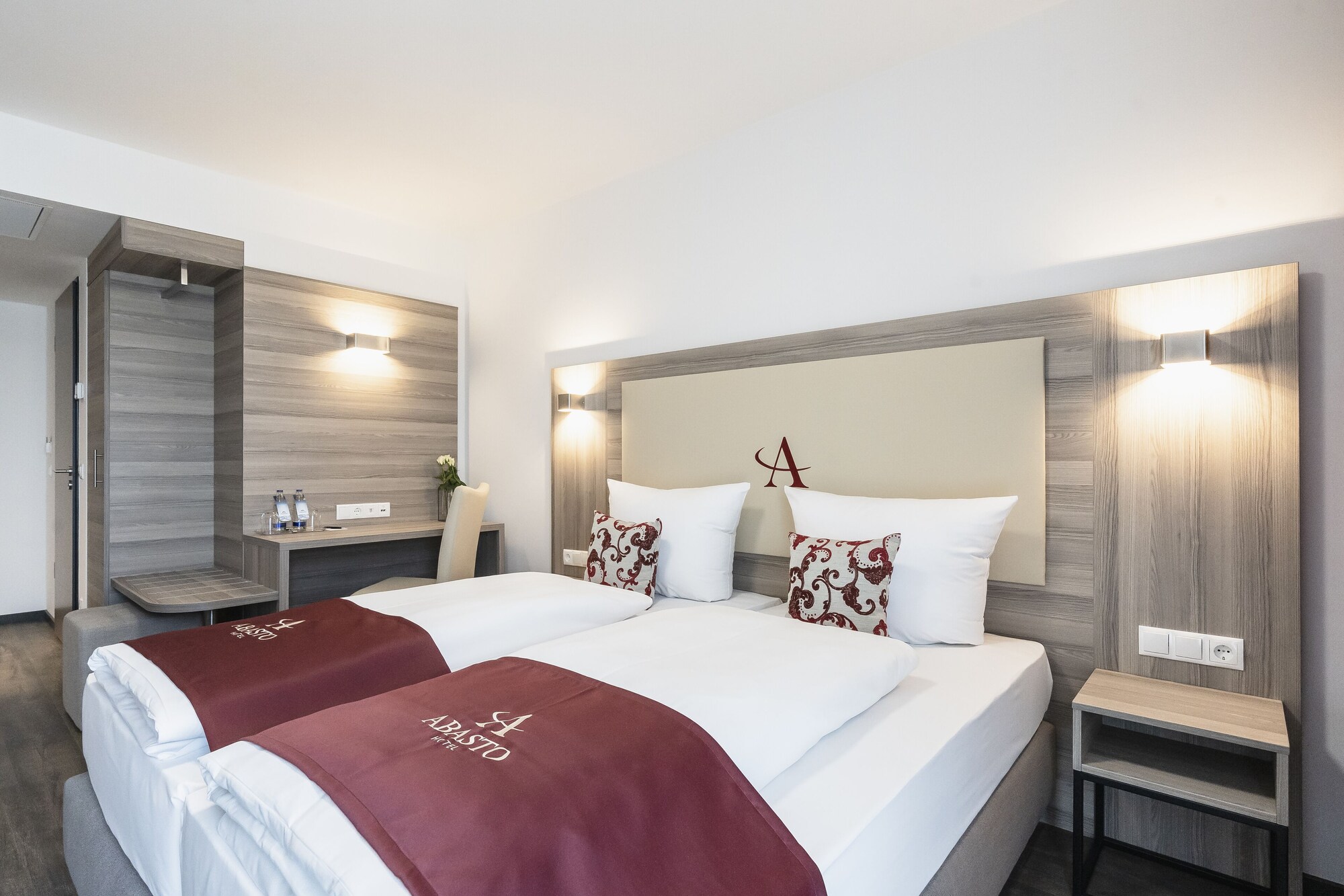 ROOM, DOUBLE BED