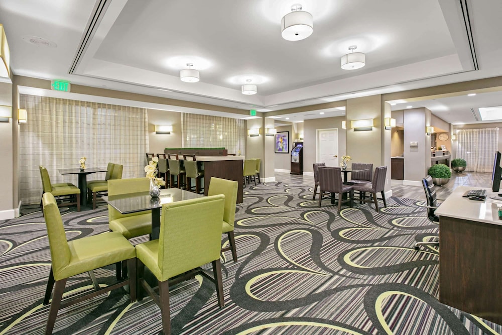 La Quinta Inn & Suites by Wyndham DFW Airport South / Irving 39/52