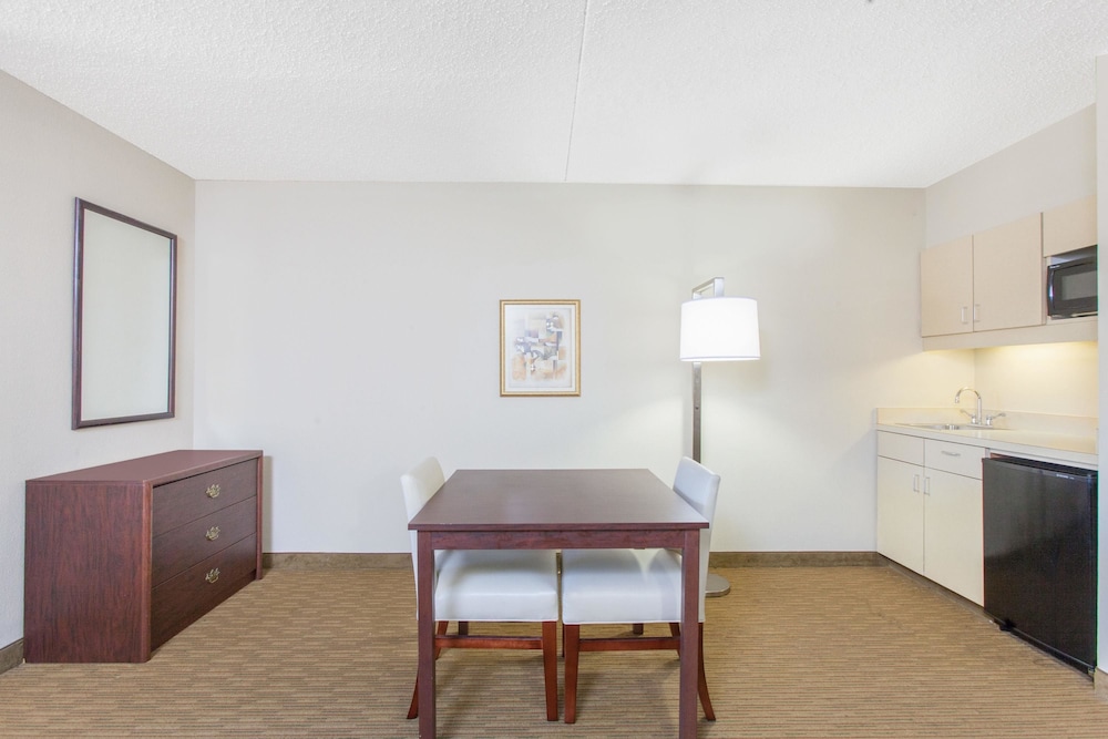 Hawthorn Suites By Wyndham Midwest City Tinker Afb 36/45