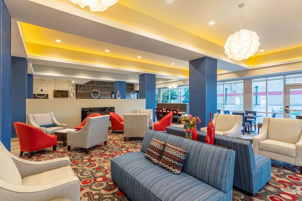 La Quinta Inn & Suites by Wyndham Bloomington 45/64