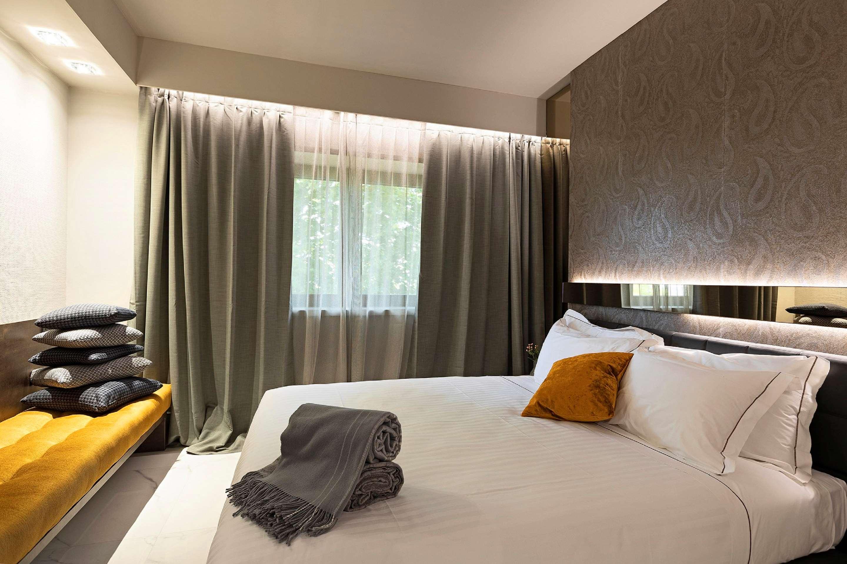 DELUXE, QUEEN BED