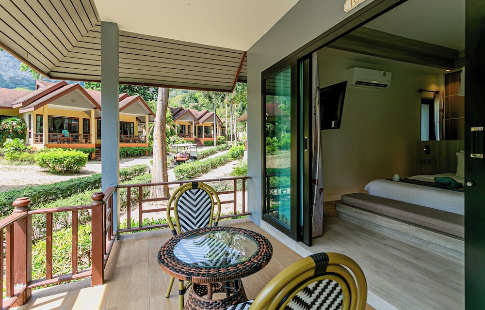 Tonsai Bay Resort 30/50