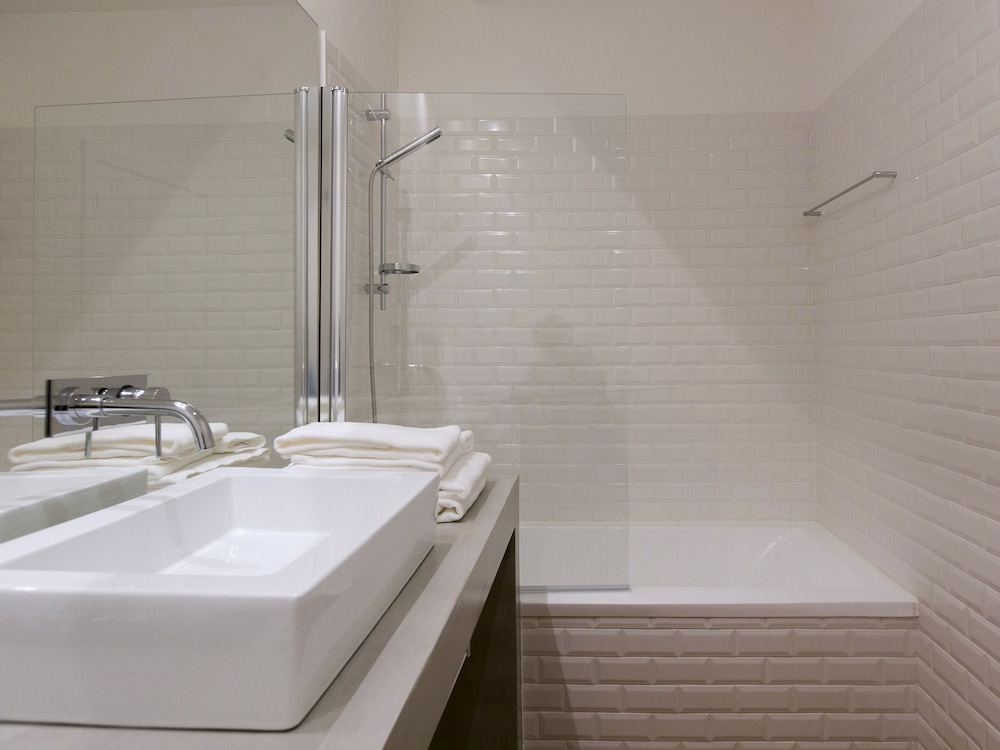 The 8 Downtown Suites 62/67